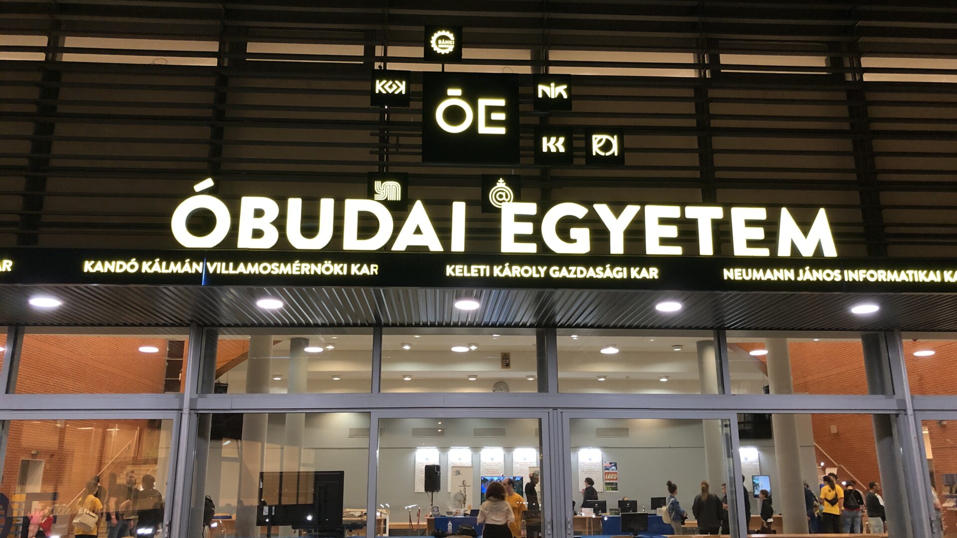 Több ezer érdeklődő kereste fel egyetemünket a Kutatók Éjszakáján